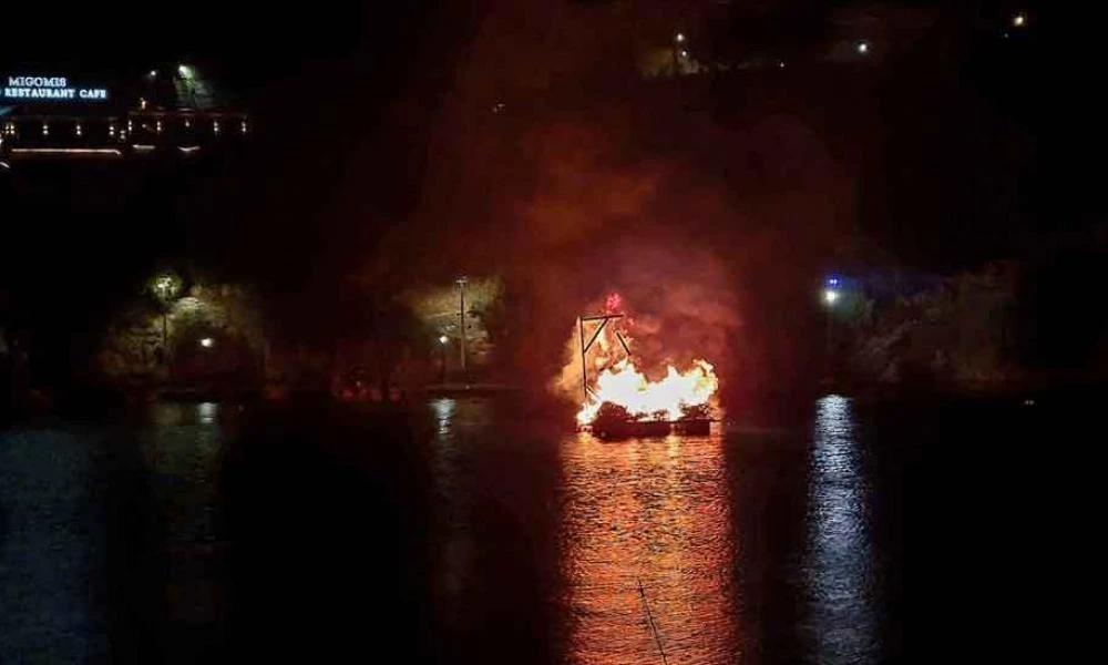 Το εντυπωσιακό κάψιμο του Ιούδα το βράδυ της Ανάστασης στη Λίμνη Αγ. Νικολάου (Βίντεο)